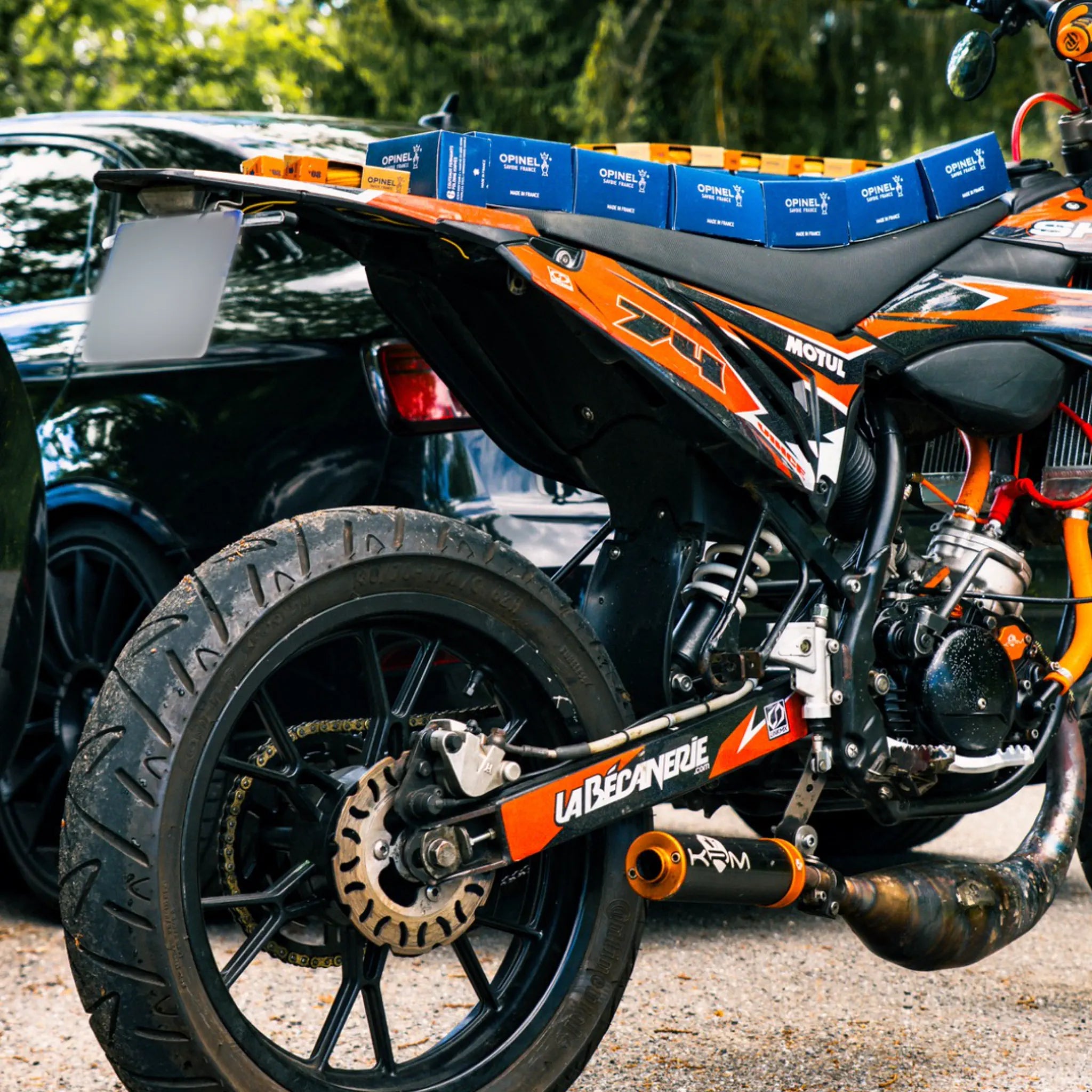 Sherco SM 2014 50cc préparée avec échappement KRM et boîtes Opinel pour jeu concours moto