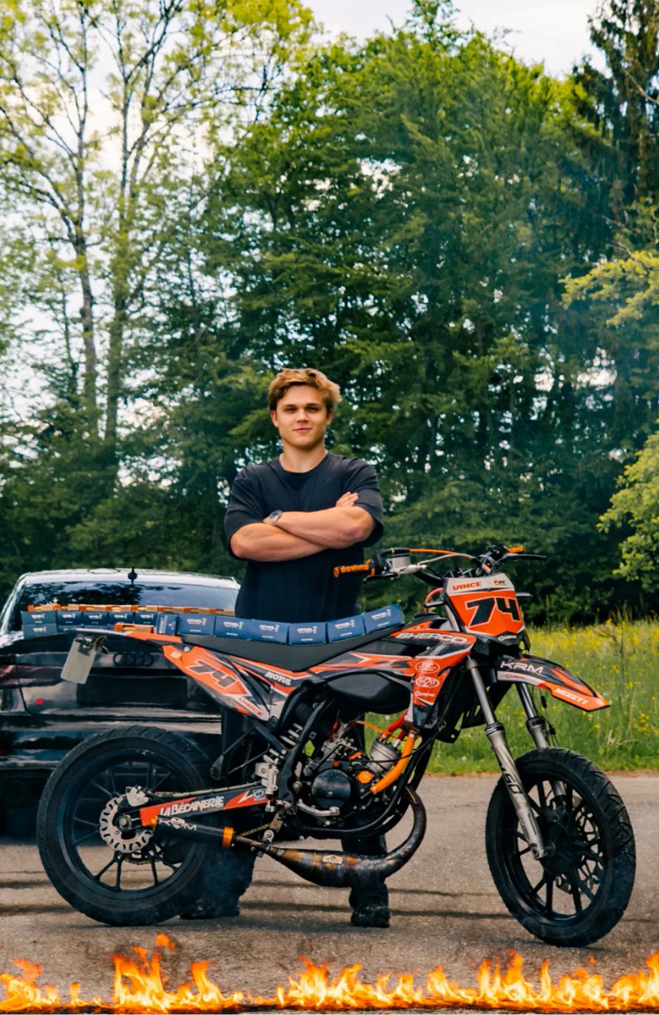 Sherco SM 2014 50cc préparée devant des flammes pour concours moto avec Opinel
