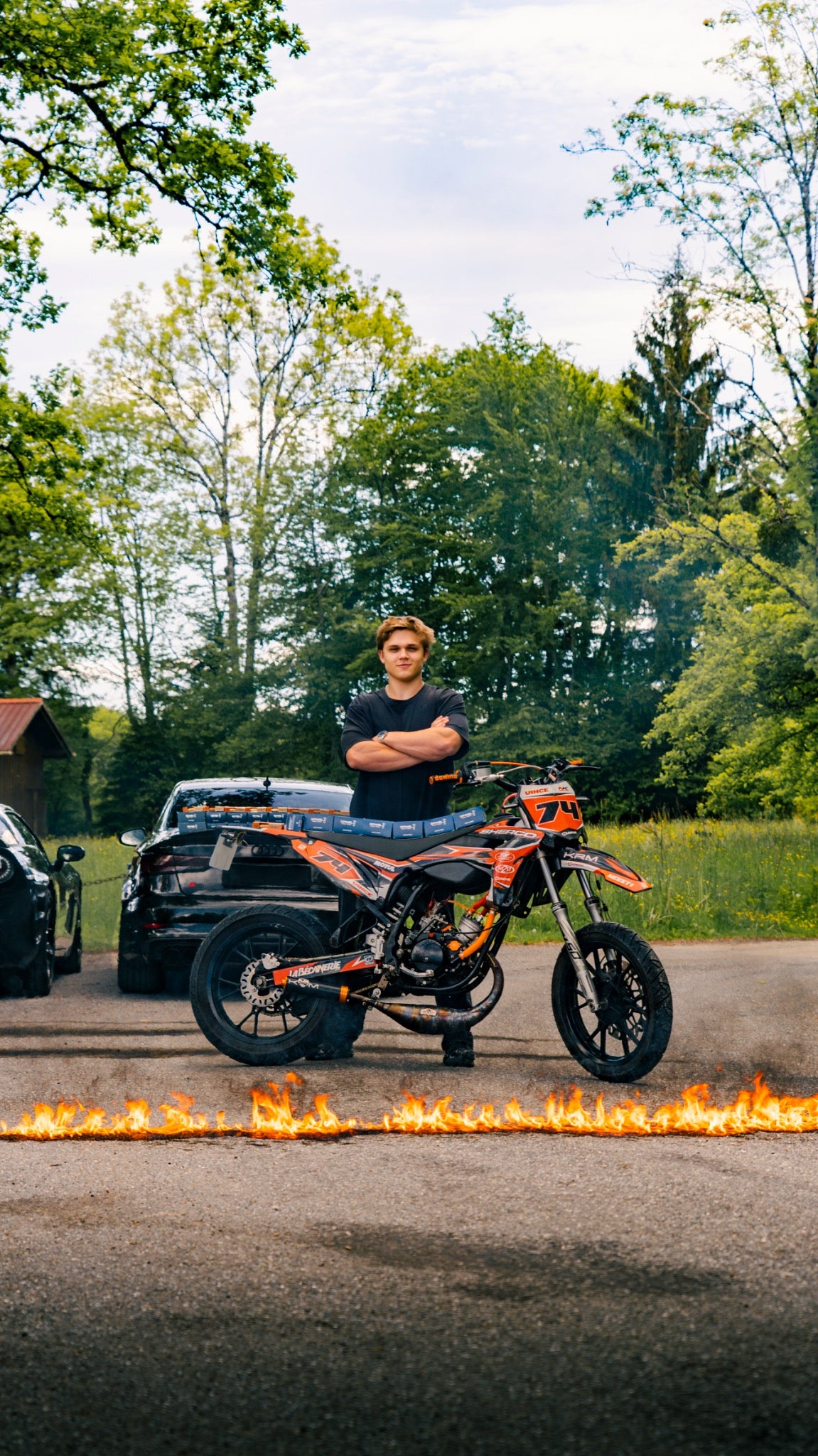Sherco SM 2014 50cc préparée devant des flammes pour concours moto avec Opinel