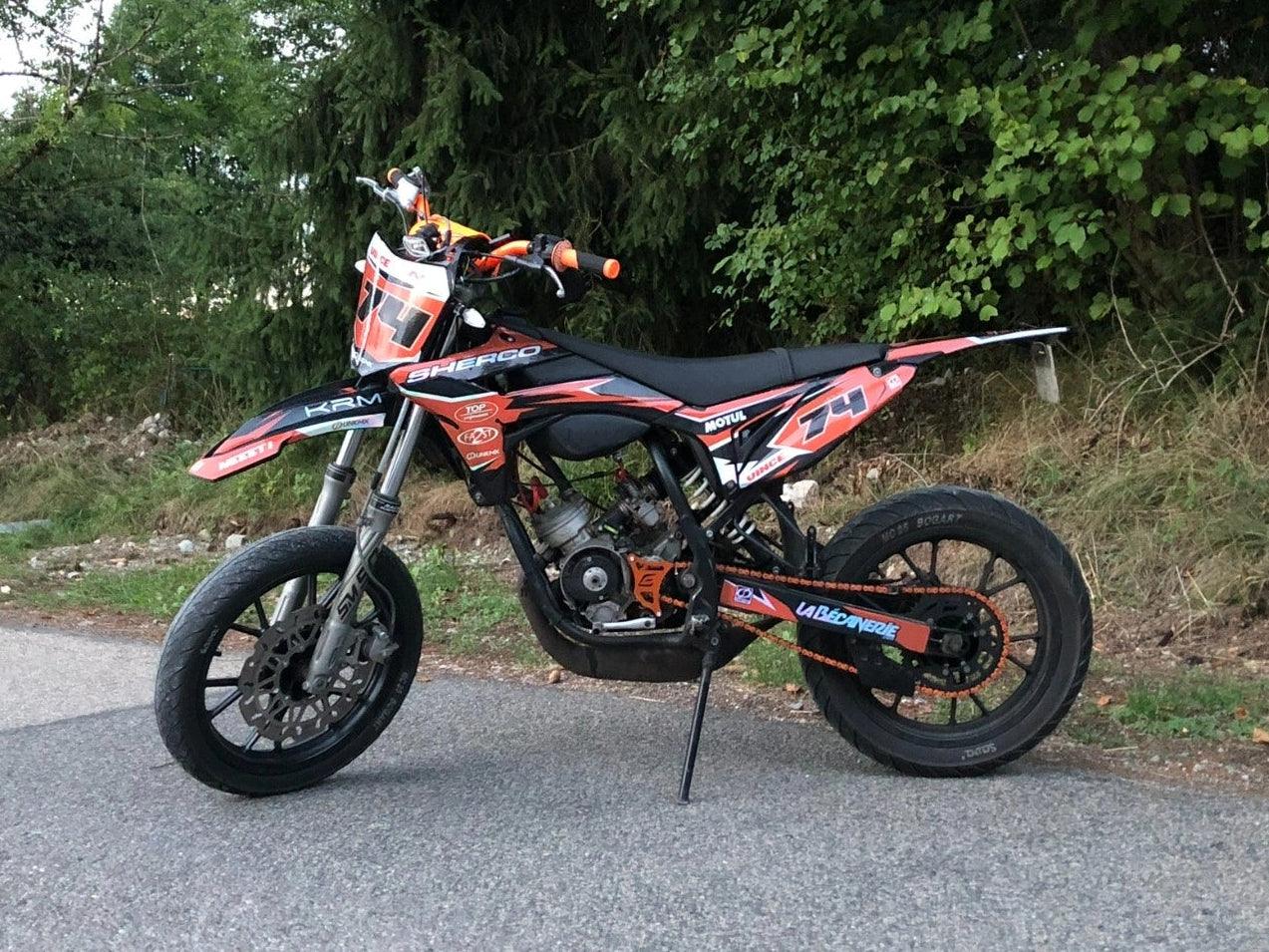 Moto 50 cm³ avec nouveau kit déco – première modification esthétique du projet jeu concours Opinel.
