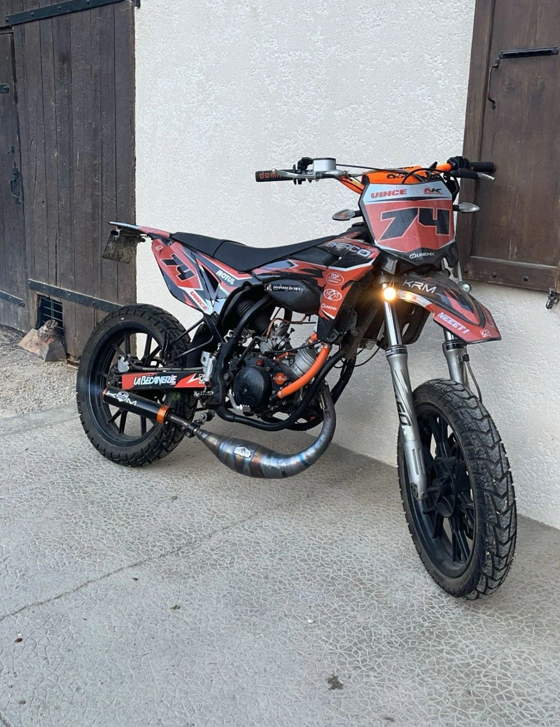 Moto 50 cm³ équipée d’un 86 Top Alu avec double radiateur et pot KRM 80-90 – préparation performance du projet jeu concours Opinel.